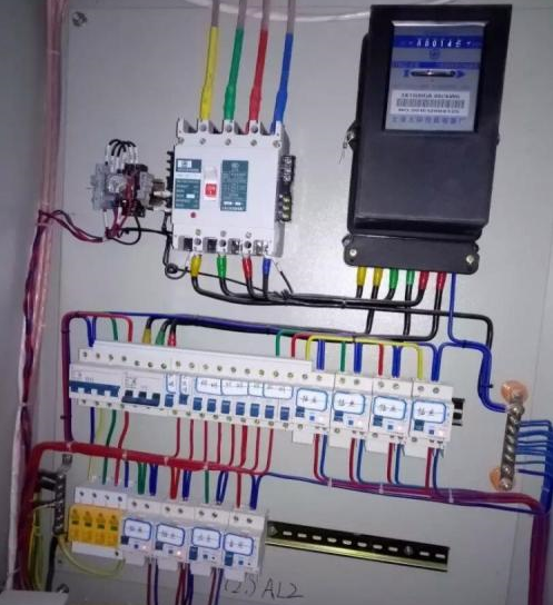 電路安裝保險絲，防止電路故障